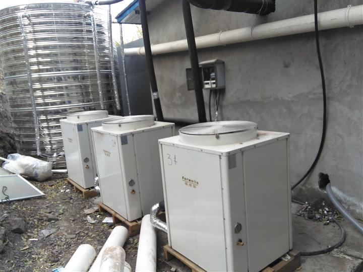 空氣能熱水器工程為什么要設置定溫度補水？